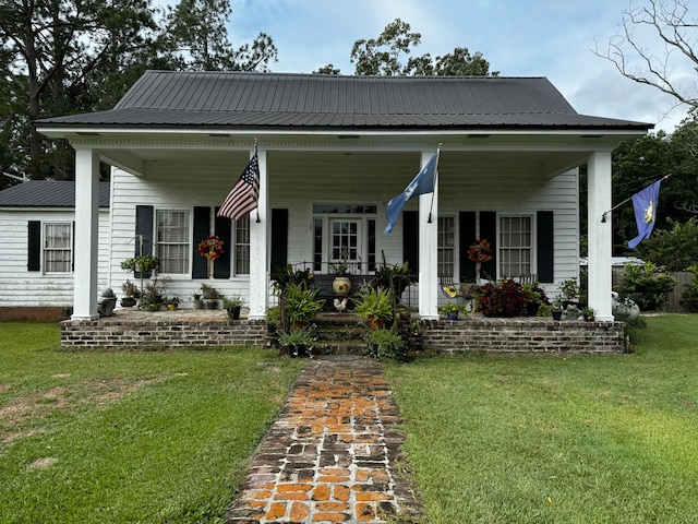 view of front facade with a porch and a front lawn