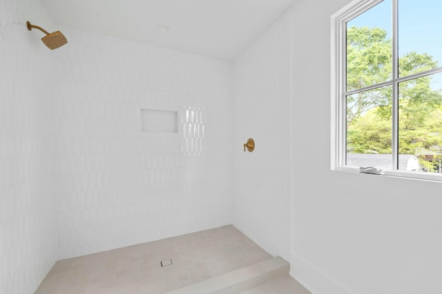 bathroom featuring a tile shower