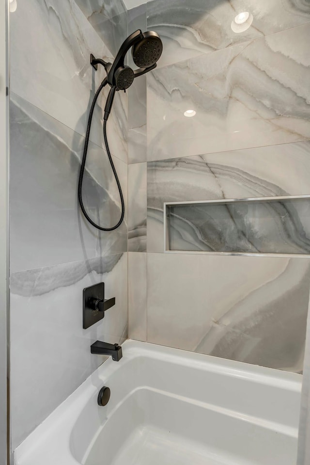 bathroom with tiled shower / bath combo