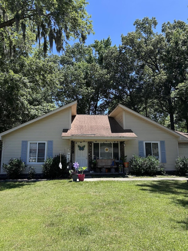 view of front of property featuring a front lawn and covered porch