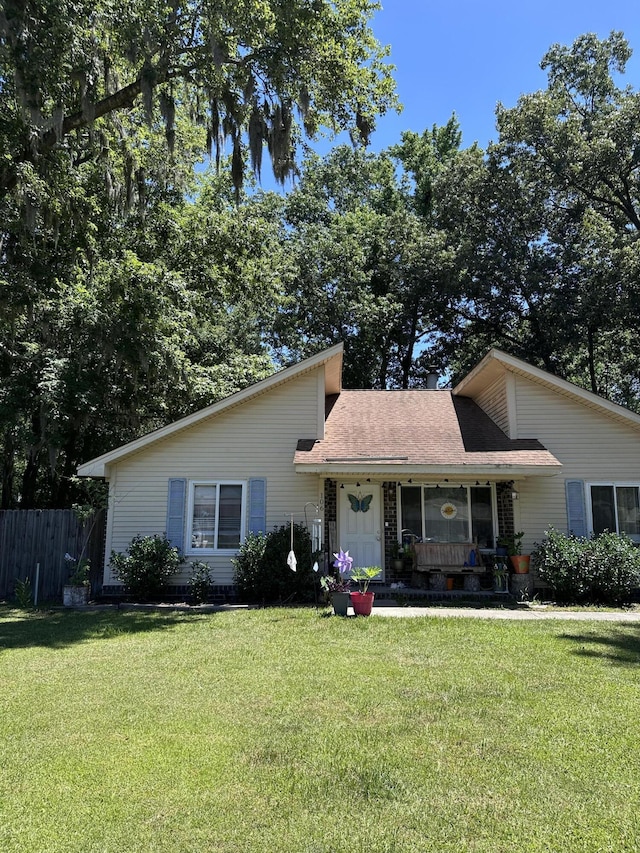 view of front of home with covered porch and a front lawn