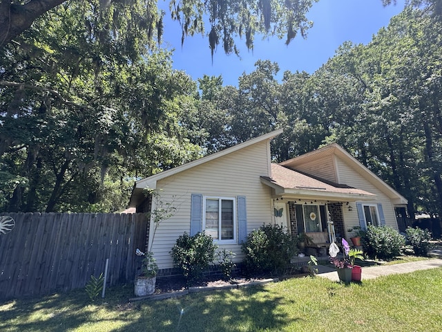 view of front of property with a front yard