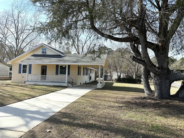 view of front of home featuring a porch, a carport, and a front lawn