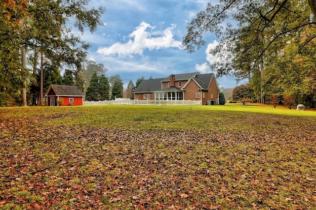 view of yard with an outdoor structure