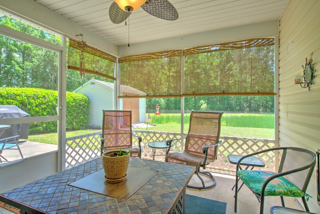 sunroom featuring ceiling fan