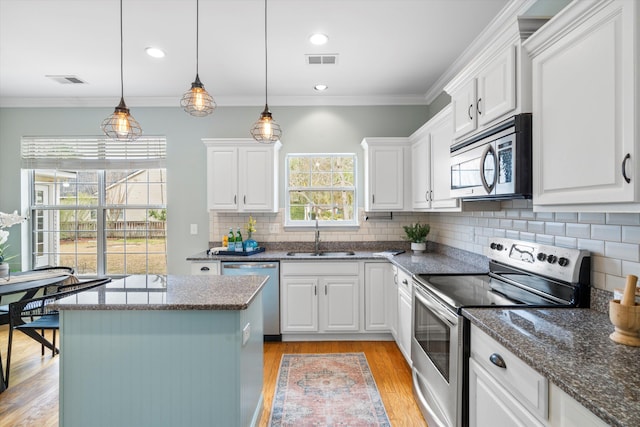 1458 Clarendon Way, Mount Pleasant, SC 29466 - kitchen featuring stainless steel appliances, a sink, light wood-type flooring, decorative backsplash, and a center island