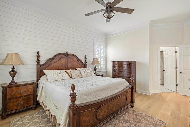 bedroom featuring light wood-style floors, ornamental molding, baseboards, and ceiling fan