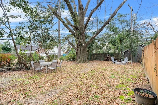 view of yard featuring an outdoor fire pit