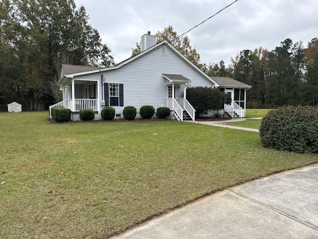 view of front of property featuring a front yard