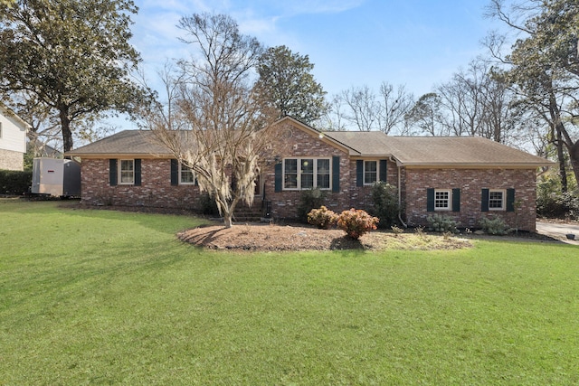 ranch-style home featuring a front lawn