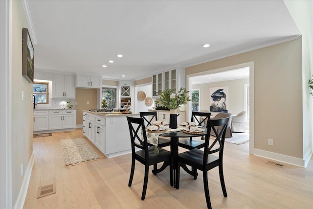 dining area featuring light wood finished floors, visible vents, recessed lighting, and baseboards