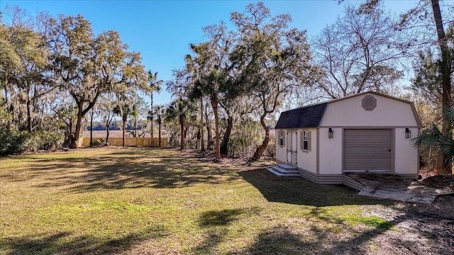 view of yard featuring an outdoor structure