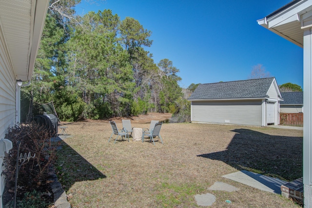 view of yard with an outbuilding