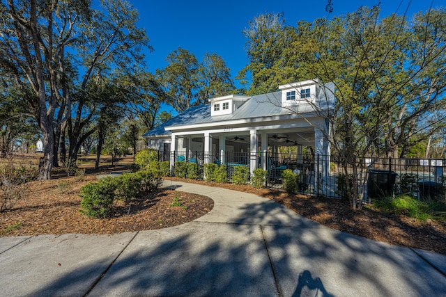 view of front of property with covered porch, a fenced front yard, and a ceiling fan