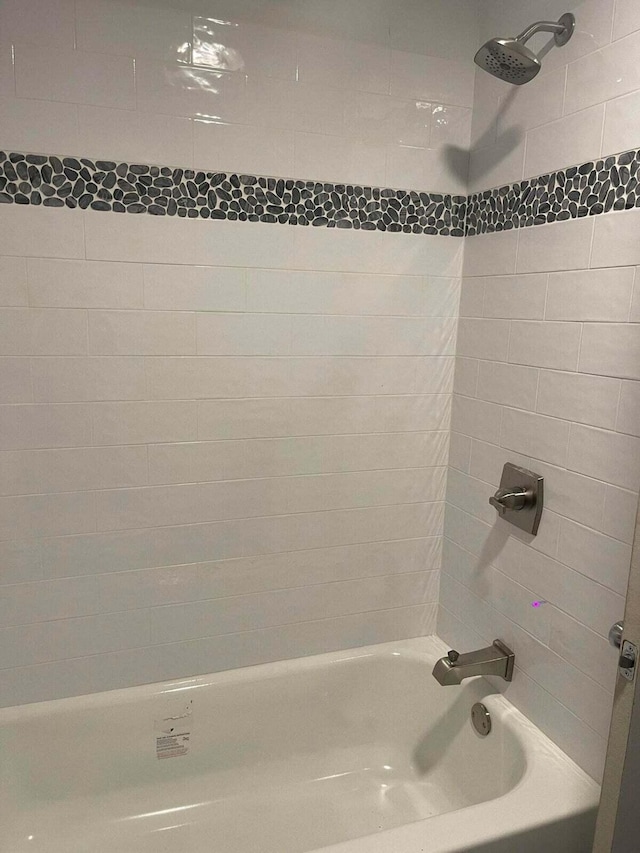 bathroom featuring tiled shower / bath