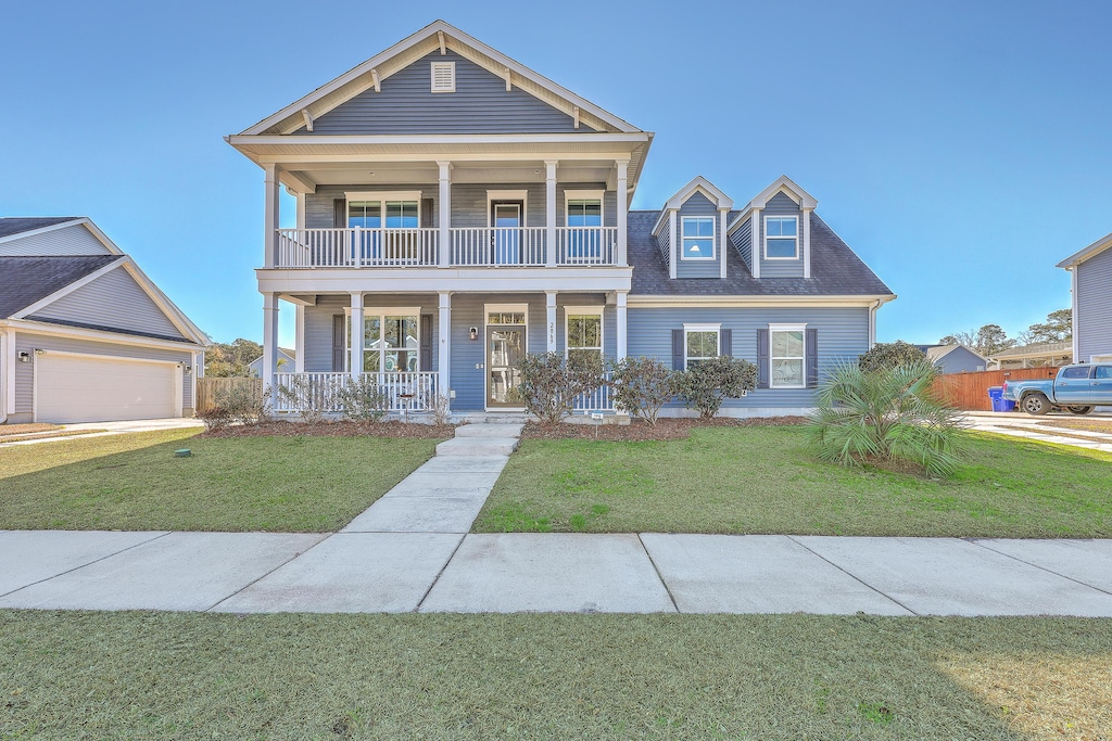 view of front facade featuring a porch and a front lawn