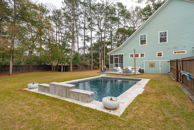 view of swimming pool featuring a lawn