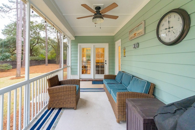 sunroom with ceiling fan