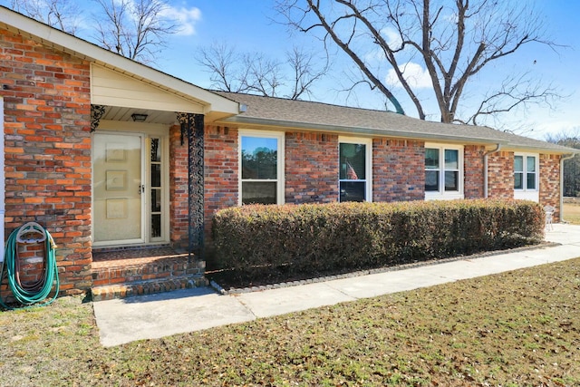 view of front facade with a front yard