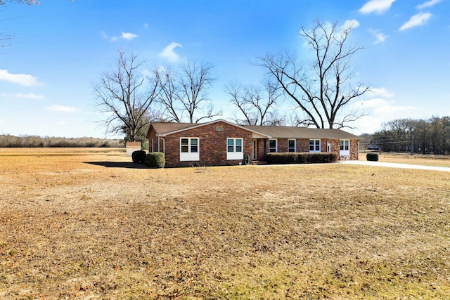 ranch-style home featuring a front lawn