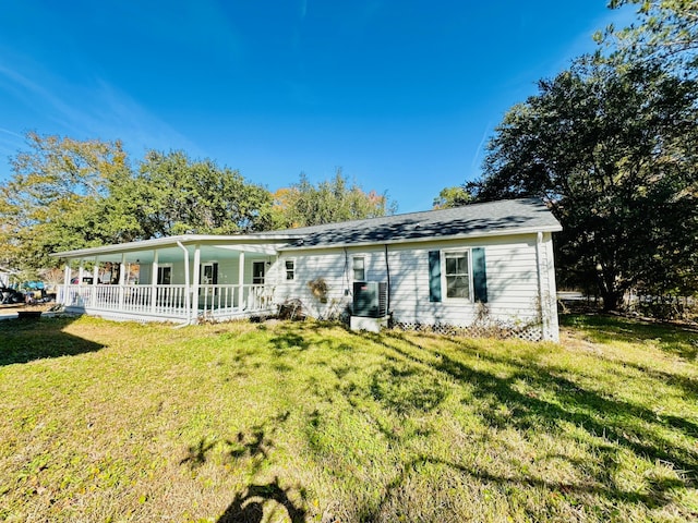 ranch-style house featuring a front lawn and a porch