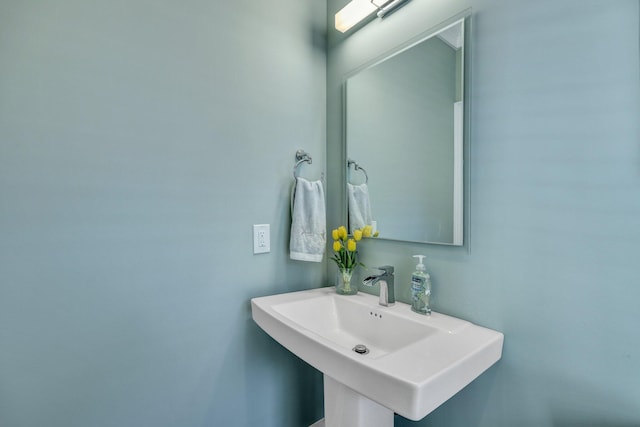 bathroom featuring a sink