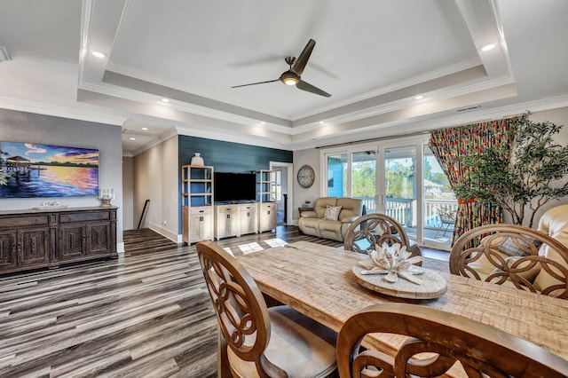 dining space featuring a ceiling fan, wood finished floors, a tray ceiling, and recessed lighting