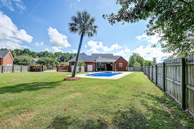 view of yard with a fenced in pool