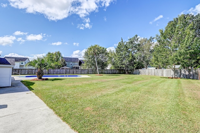 view of yard with a fenced in pool