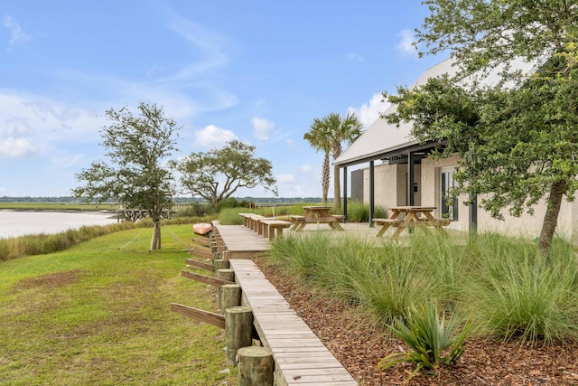 view of yard featuring a water view