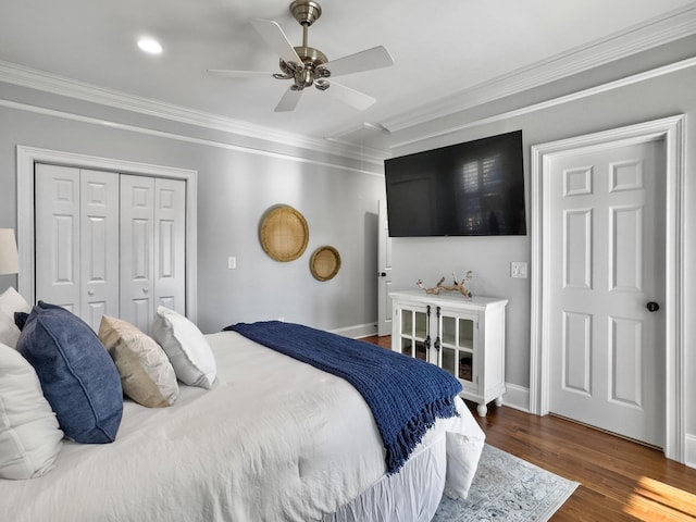 bedroom featuring ceiling fan, dark hardwood / wood-style flooring, ornamental molding, and a closet