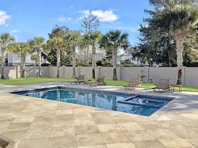 view of pool featuring an in ground hot tub, a yard, and a patio