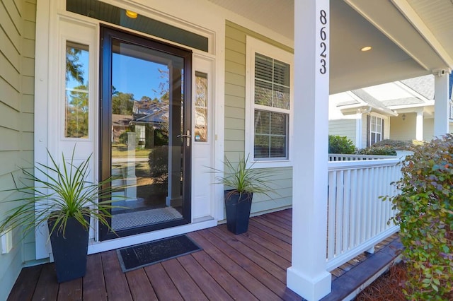 property entrance featuring a porch