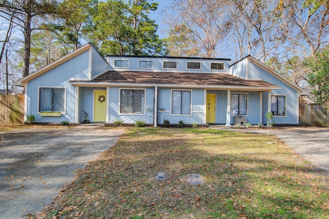 view of front of home with a front lawn