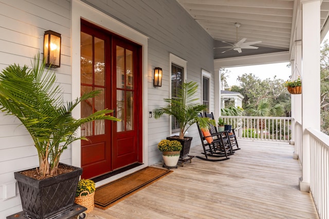 view of exterior entry featuring covered porch and ceiling fan