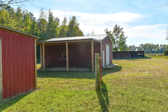 view of yard with an outbuilding