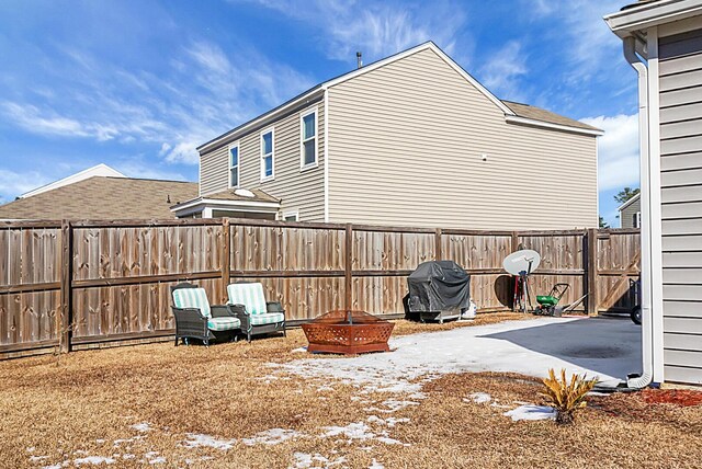 view of yard featuring an outdoor fire pit