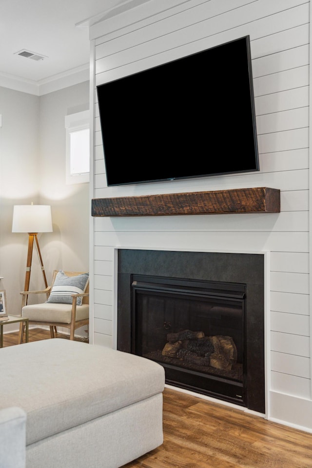 details with crown molding and hardwood / wood-style flooring