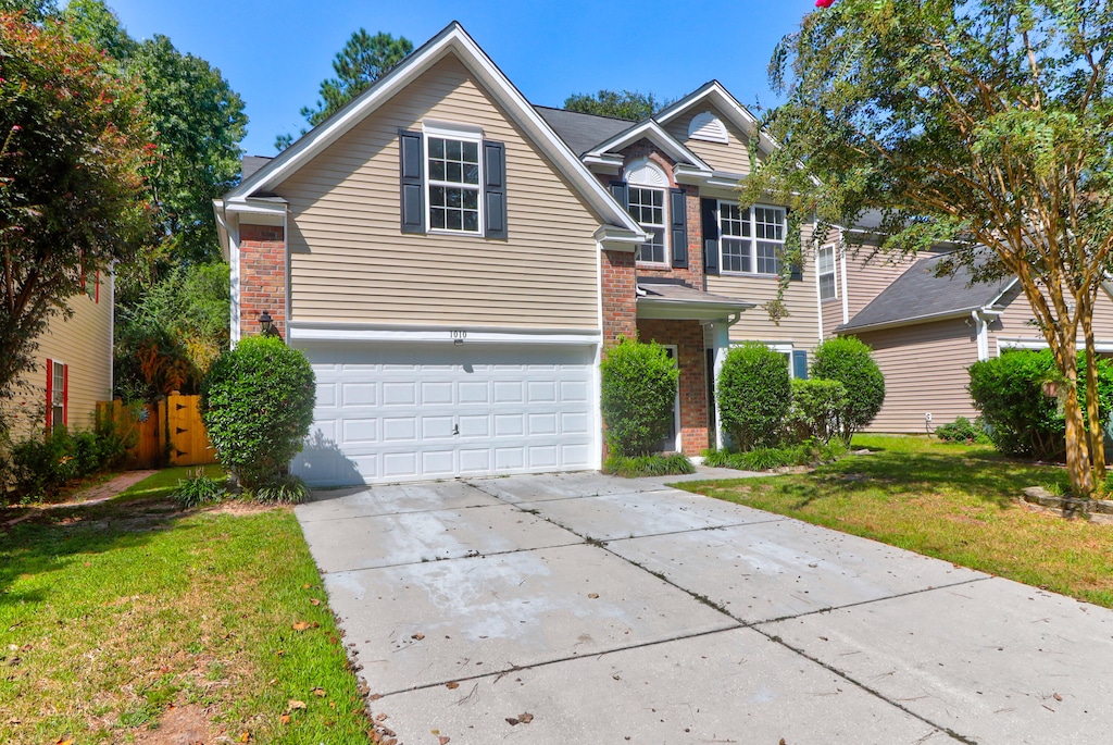 view of front of property featuring a front yard and a garage