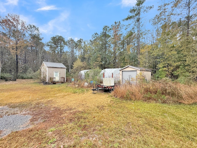 view of yard featuring a shed