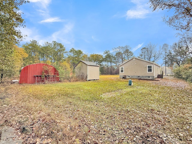 view of yard with an outbuilding