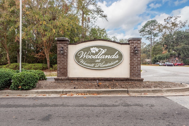 view of community / neighborhood sign