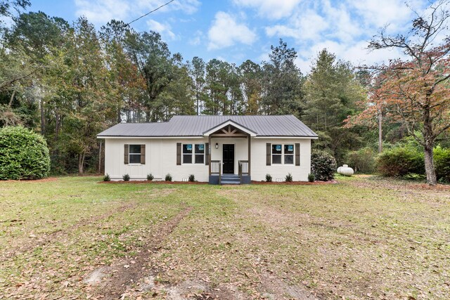 single story home featuring a front lawn