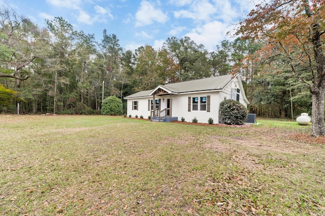 view of front facade featuring a front yard