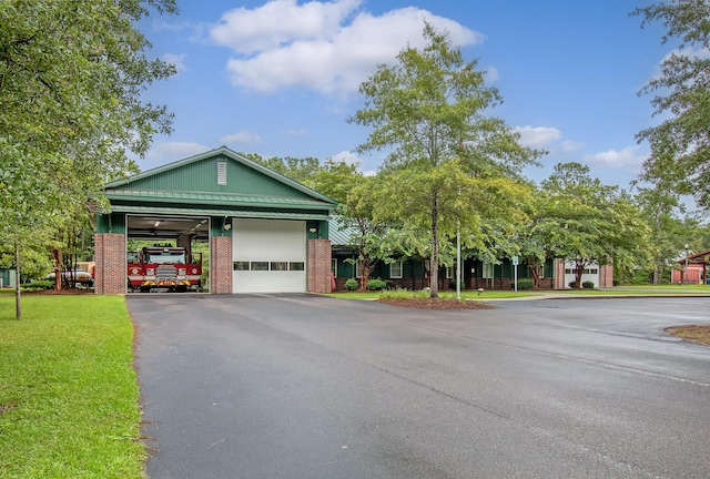 view of front of home featuring a front yard