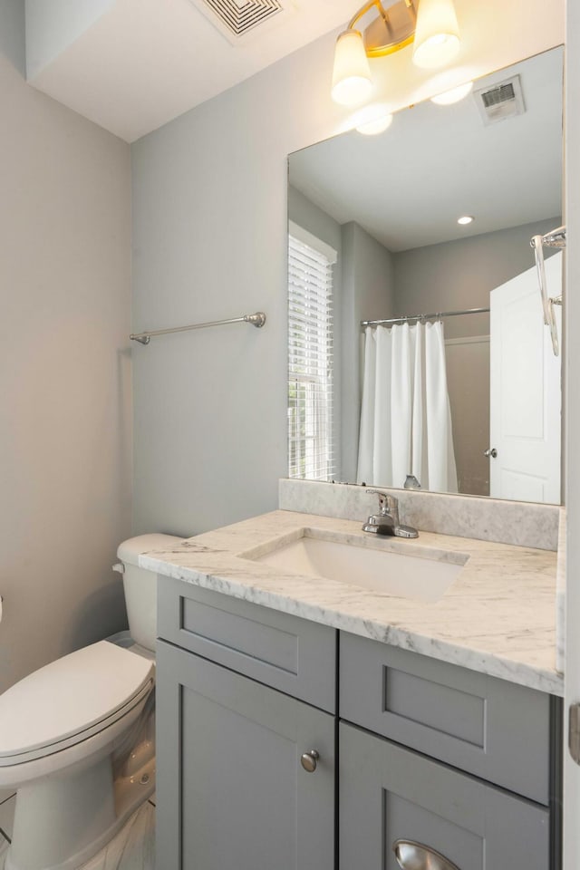 full bath with toilet, vanity, curtained shower, and recessed lighting