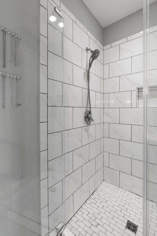 full bathroom featuring tiled shower