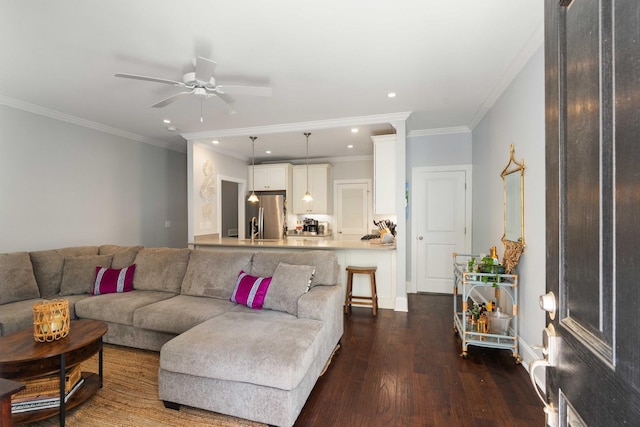 living area with dark wood-type flooring, a ceiling fan, recessed lighting, crown molding, and baseboards