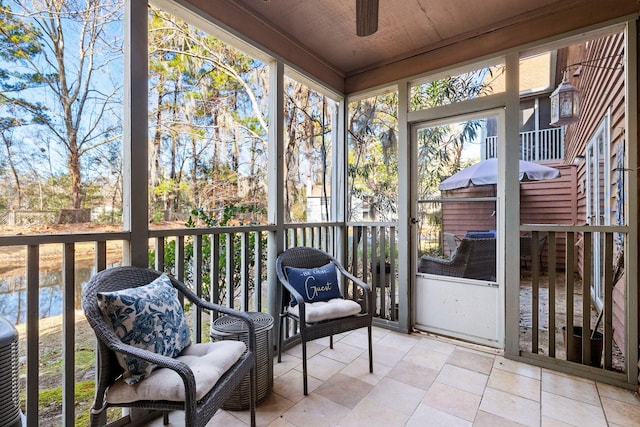 sunroom featuring ceiling fan