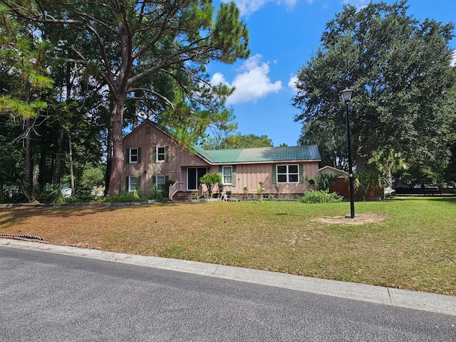 view of front of property featuring a front yard